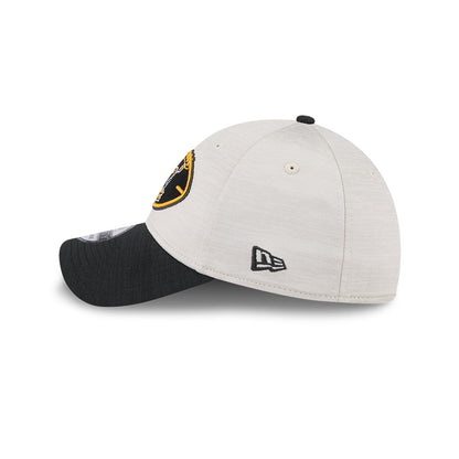 Pittsburgh Steelers New Era 2024 Sideline Historic 39THIRTY Flex Hat - Stone / Black - Pro League Sports Collectibles Inc.