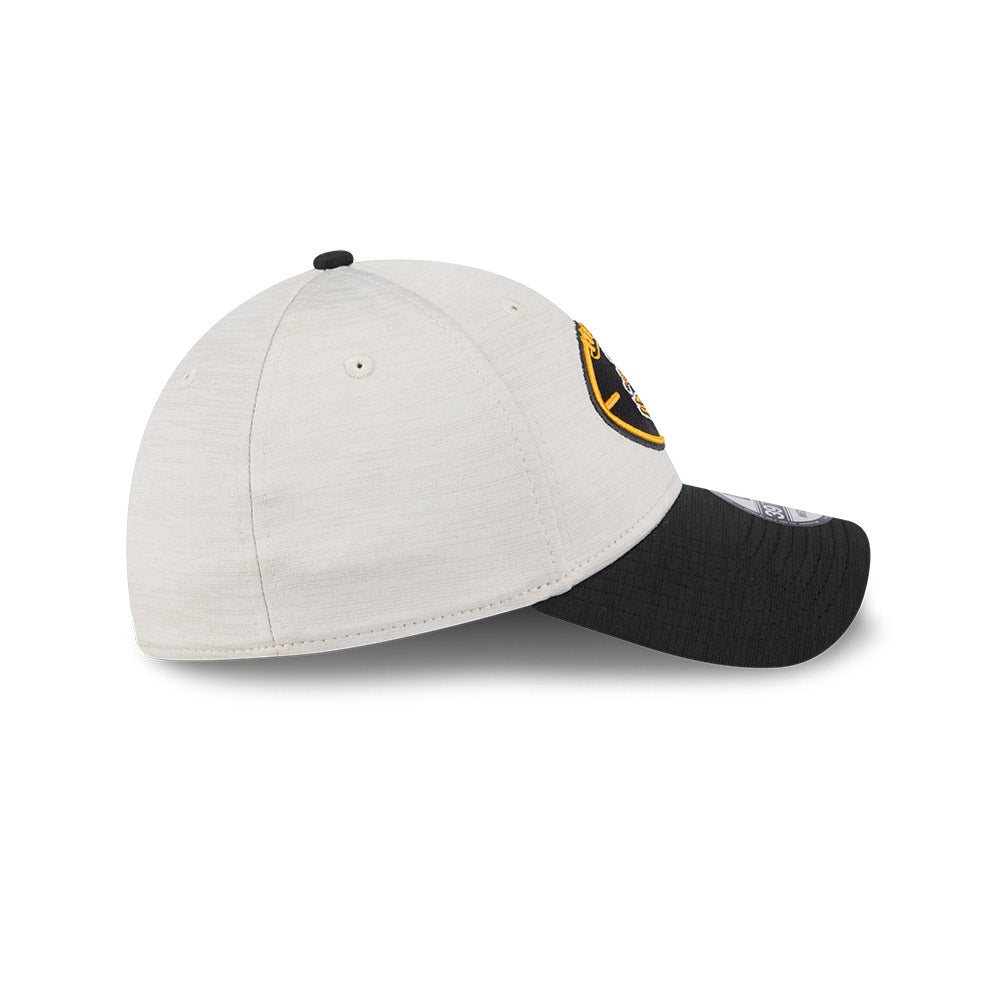 Pittsburgh Steelers New Era 2024 Sideline Historic 39THIRTY Flex Hat - Stone / Black - Pro League Sports Collectibles Inc.